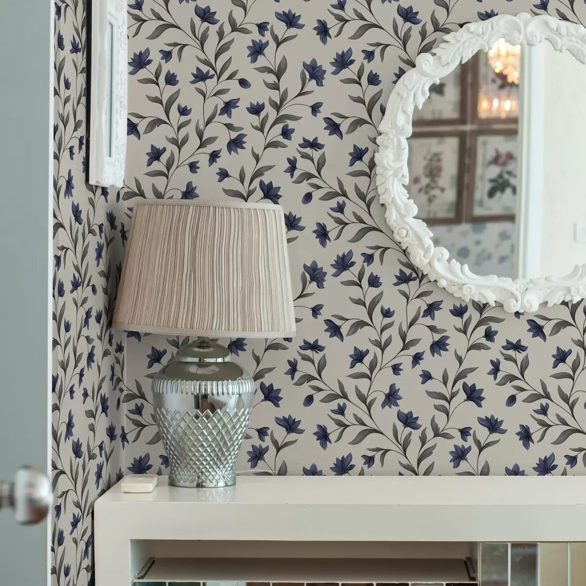 Тапети Сини камбанки и сива зеленина на светъл фон a00622v1