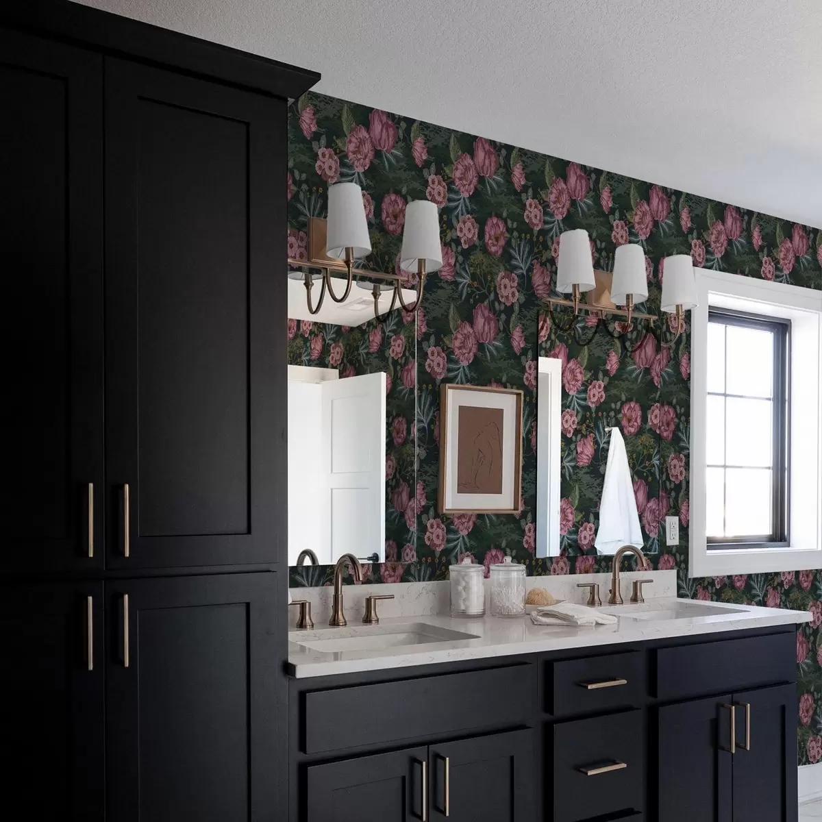 Тапети Тъмна флора с розови цветя и листа, тъмен фон a00724