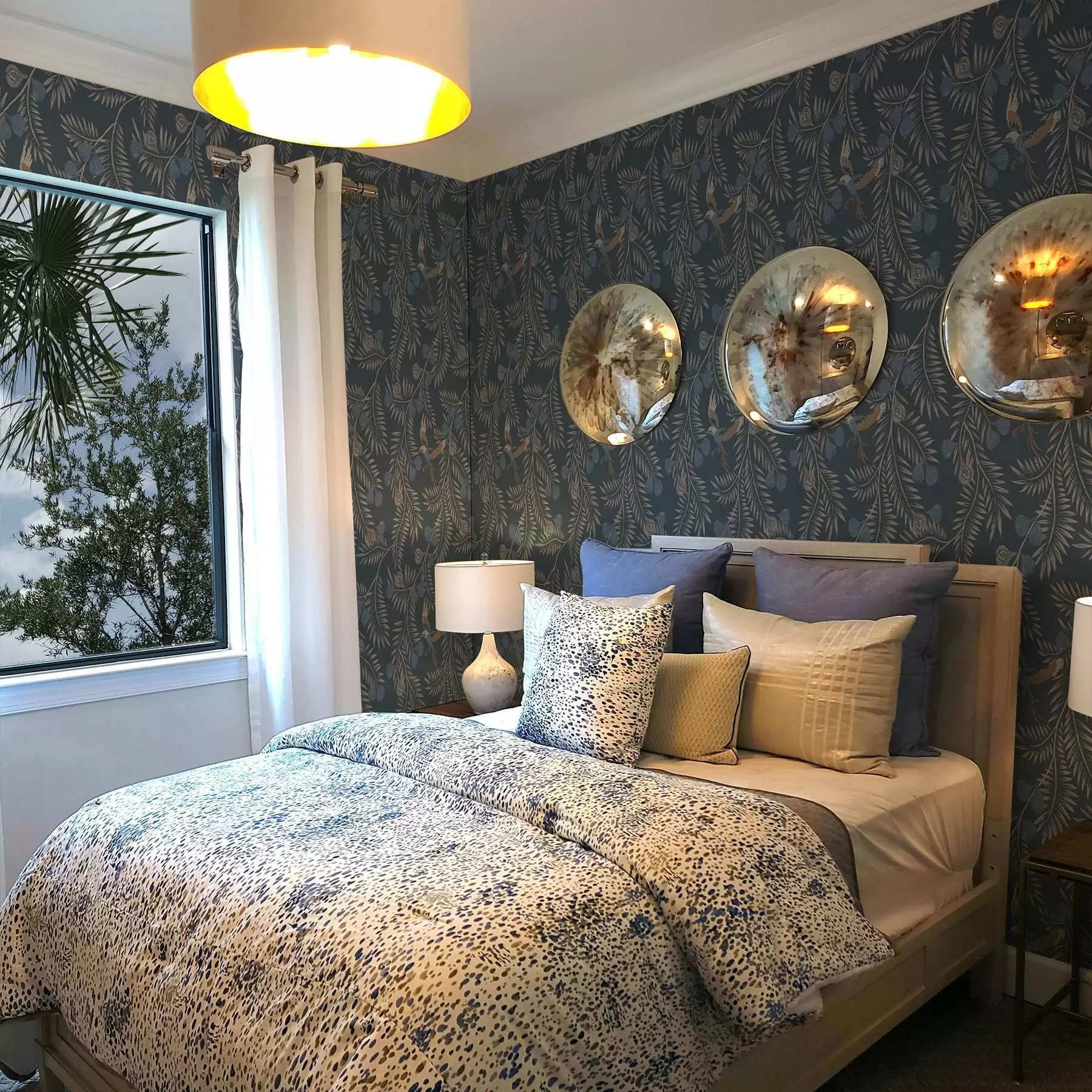 Фототапет Птица сред сини плодове и палмови листа, индиго a00726