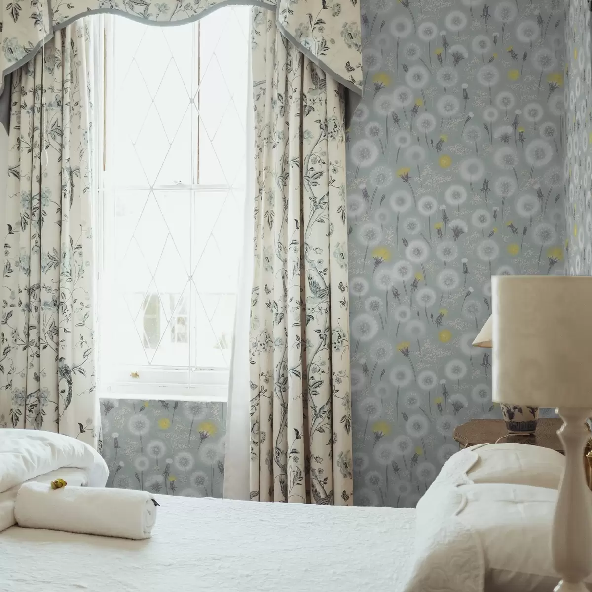 Тапети Пухкави глухарчета и семена на ментов фон a00790