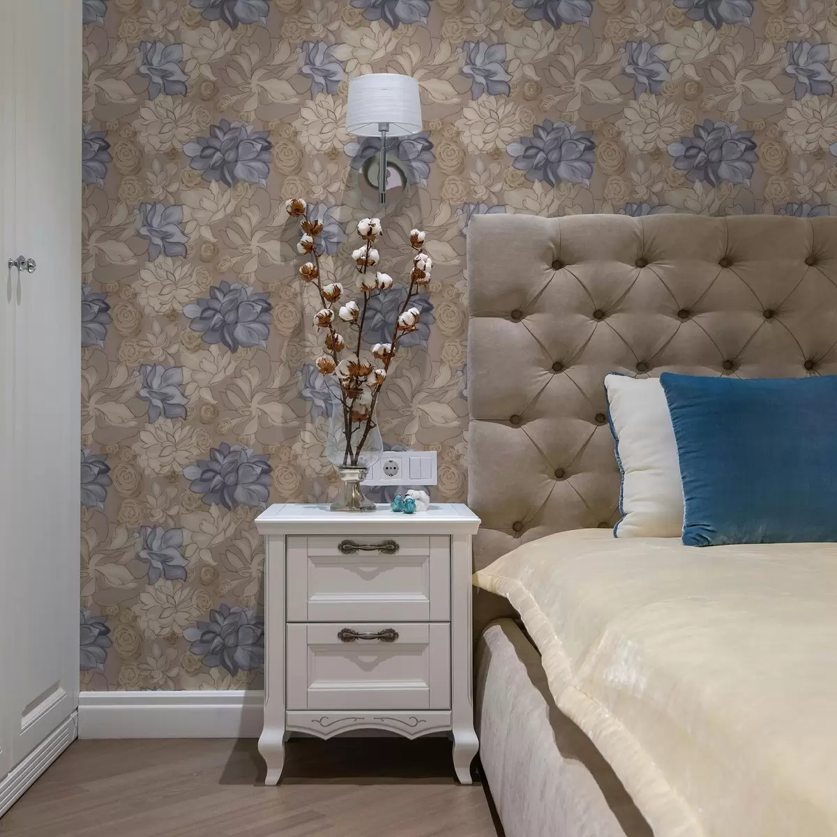 Тапети Крем и сини цветя на топъл бежов фон a00634v1