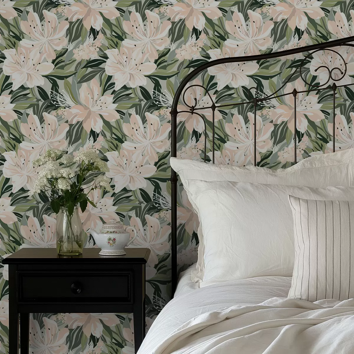 Тапети Големи кремави цветя на светлозелен фон a00646