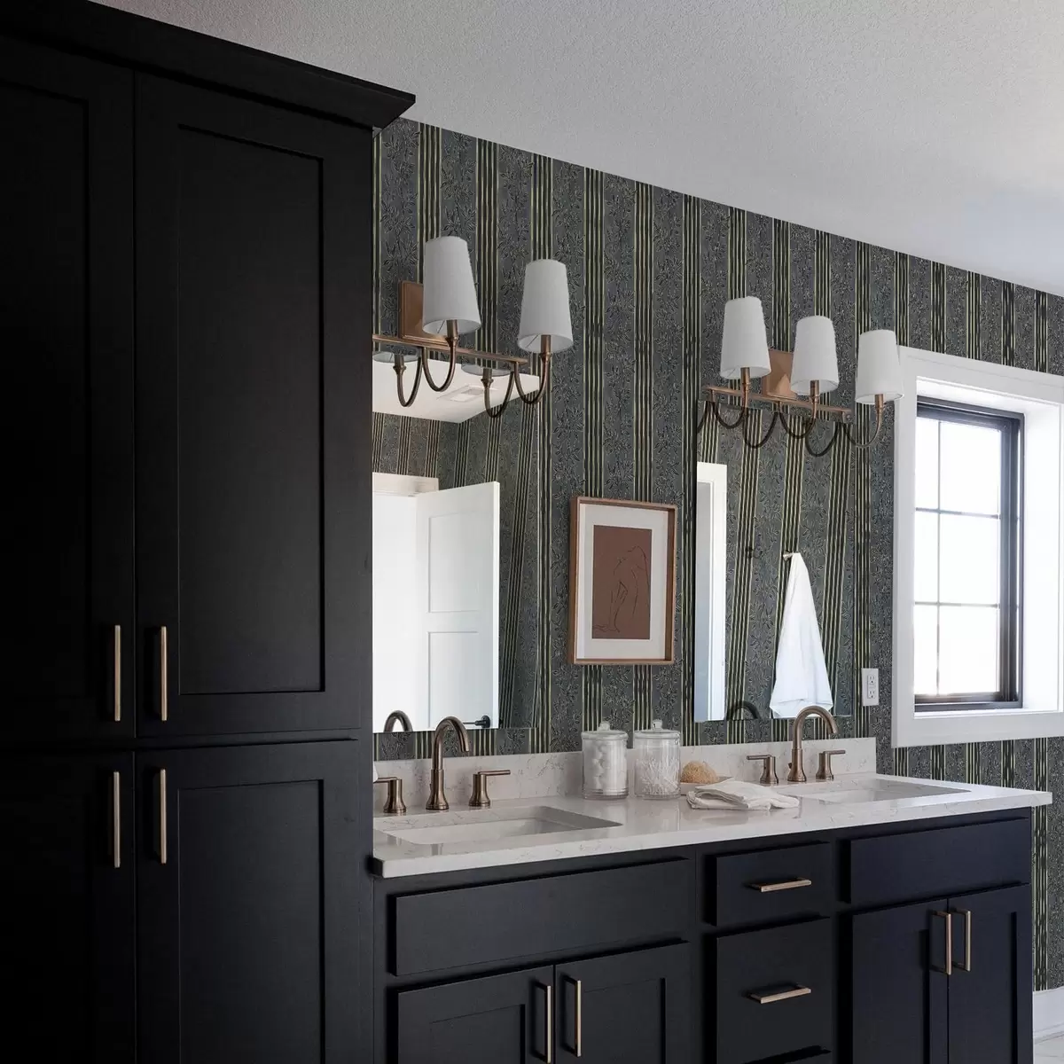 Тапети Вертикални ивици с ботанични мотиви в тъмни тонове a00648