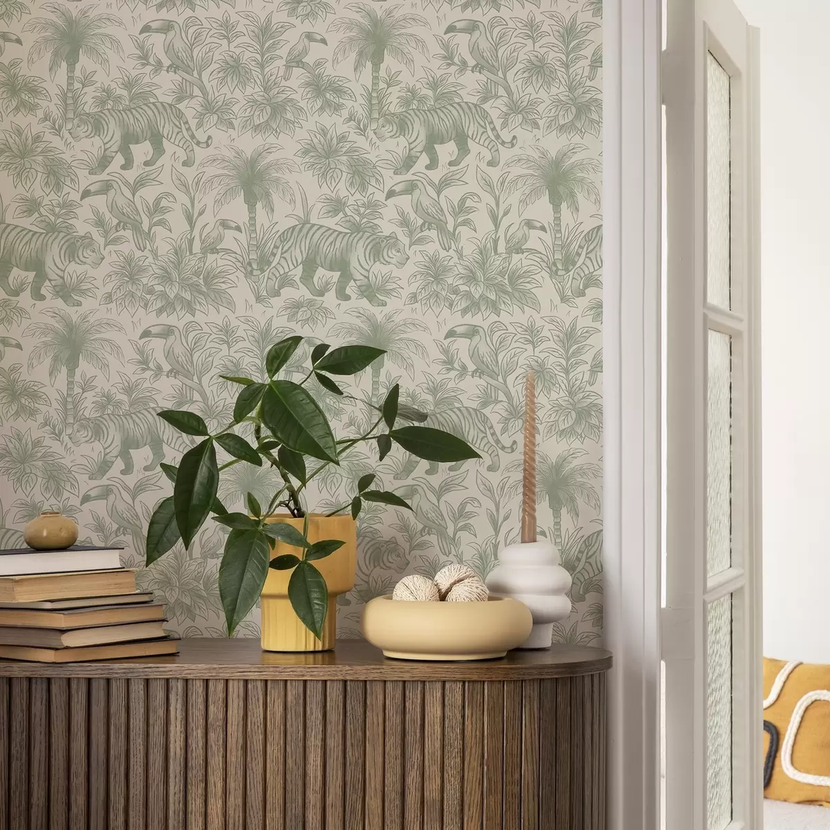 Тапети Тигри и тропически птици сред палми на светъл фон a00711