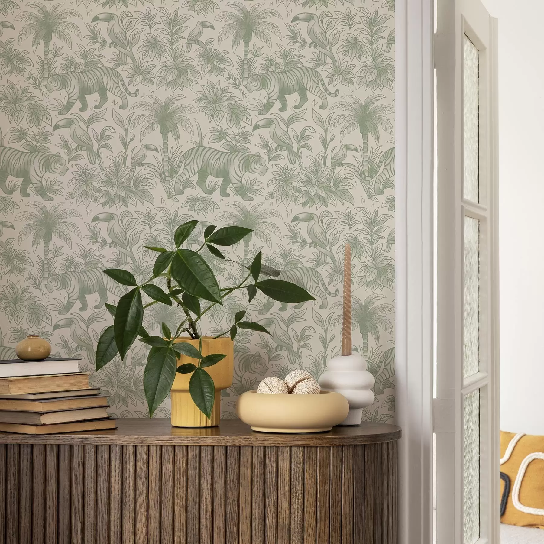 Фототапет Тигри и тропически птици сред палми на светъл фон a00711