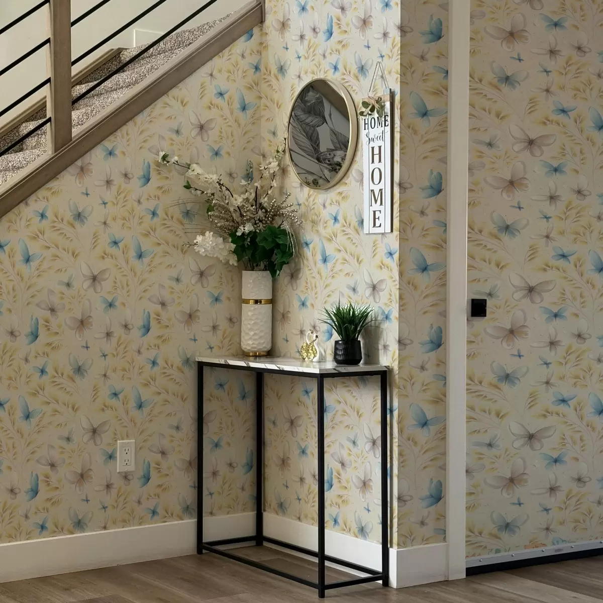 Тапети Светли пеперуди сред жълти листа на светъл фон a00795