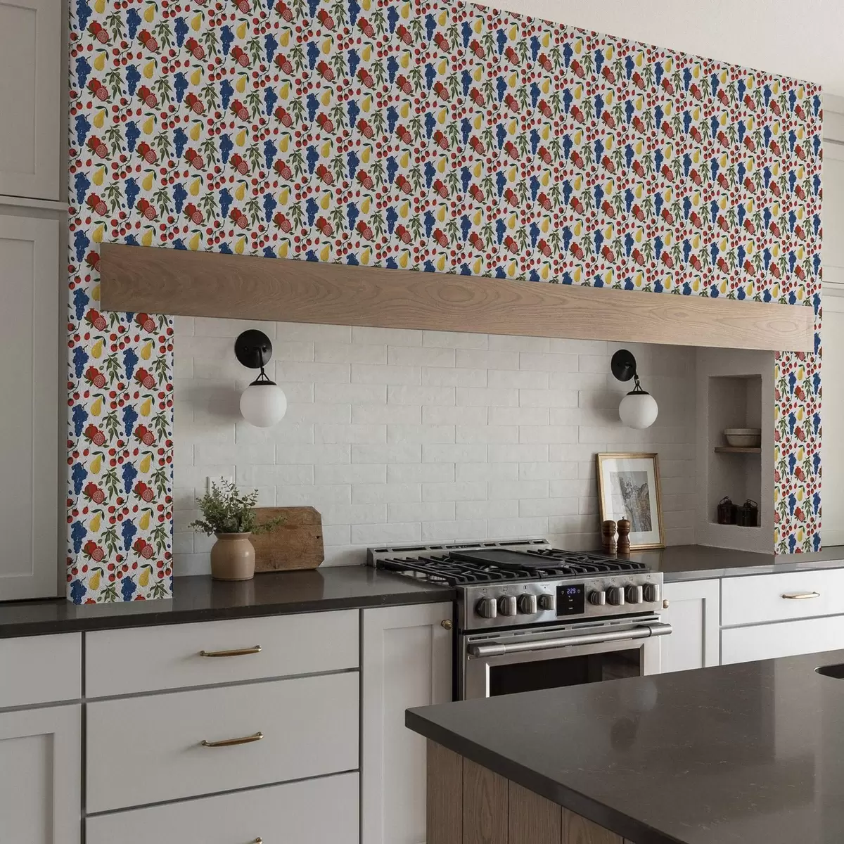 Тапети Сочни плодове: нар, грозде, круши на бял фон a00801