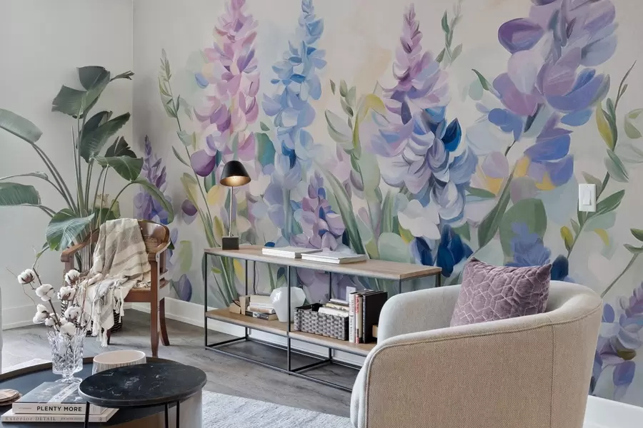 Фототапет Лилави и сини текстурирани цветя със сини листа, светъл фон, меки четковъдни щрихи, ярки цветове w09482