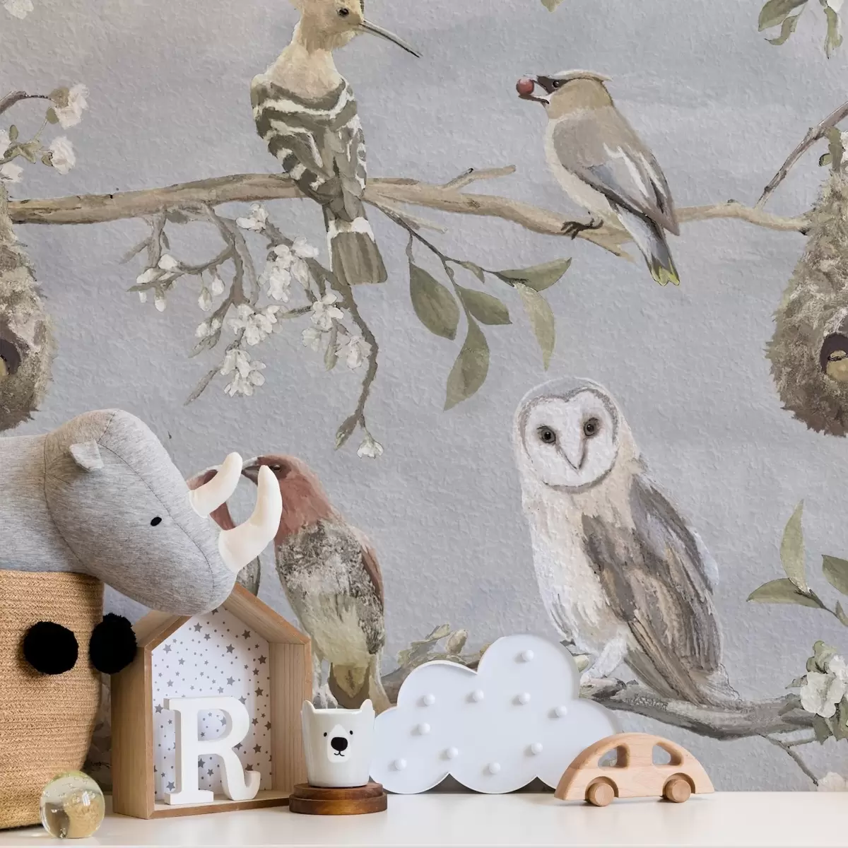 Тапети Птици на клони с цветя на сив фон a00738