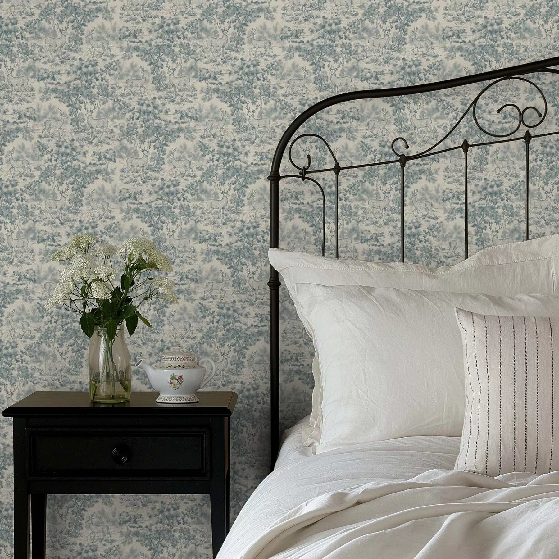 Фототапет Монохромна сцена с елен в гората a00748