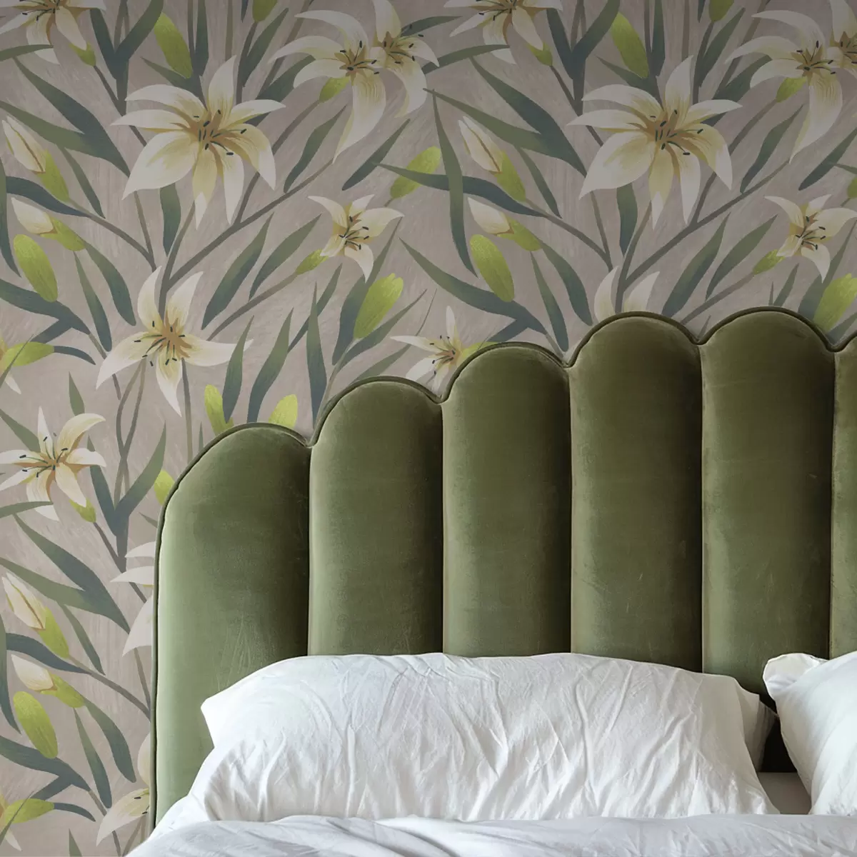 Тапети Кремави лилии с листа на сиво-бежов фон a00837