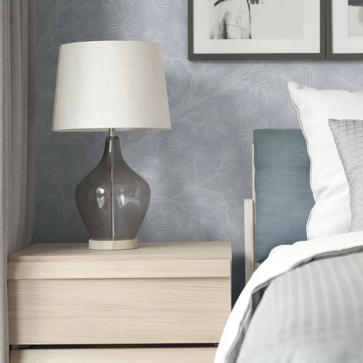 Тапети Борови клони в светли тонове на син фон a00838