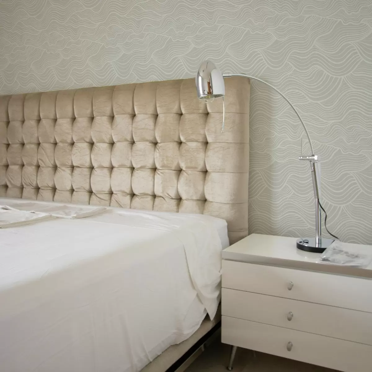 Тапети Вълни на сиво-маслинено фоново с текстура на плат a00681