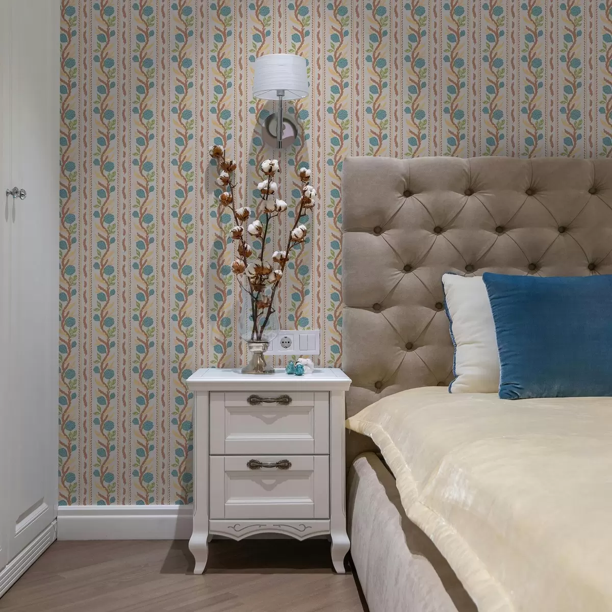 Тапети Вертикални ленти с букет от сини цветя на топъл фон a00816v3