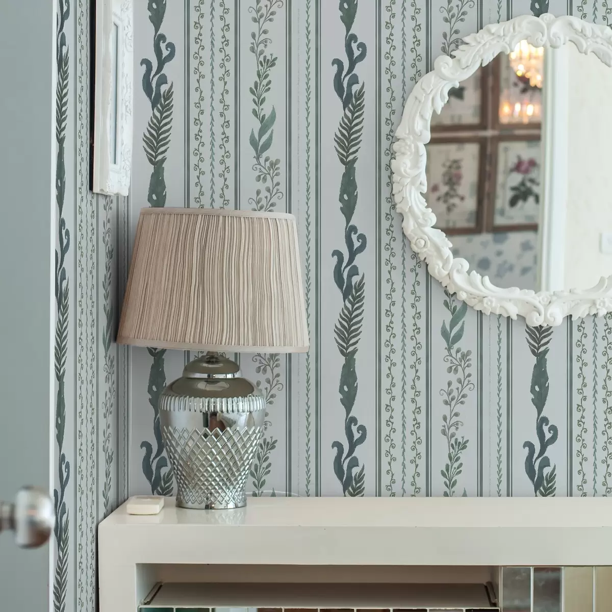 Тапети Ивици с клонки и къдрици на хладно светло синьо a00823v1