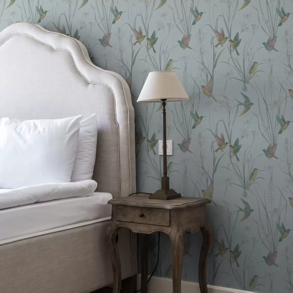 Тапети Птици сред тревите на поляната на сиво-синьото земно покритие a00776