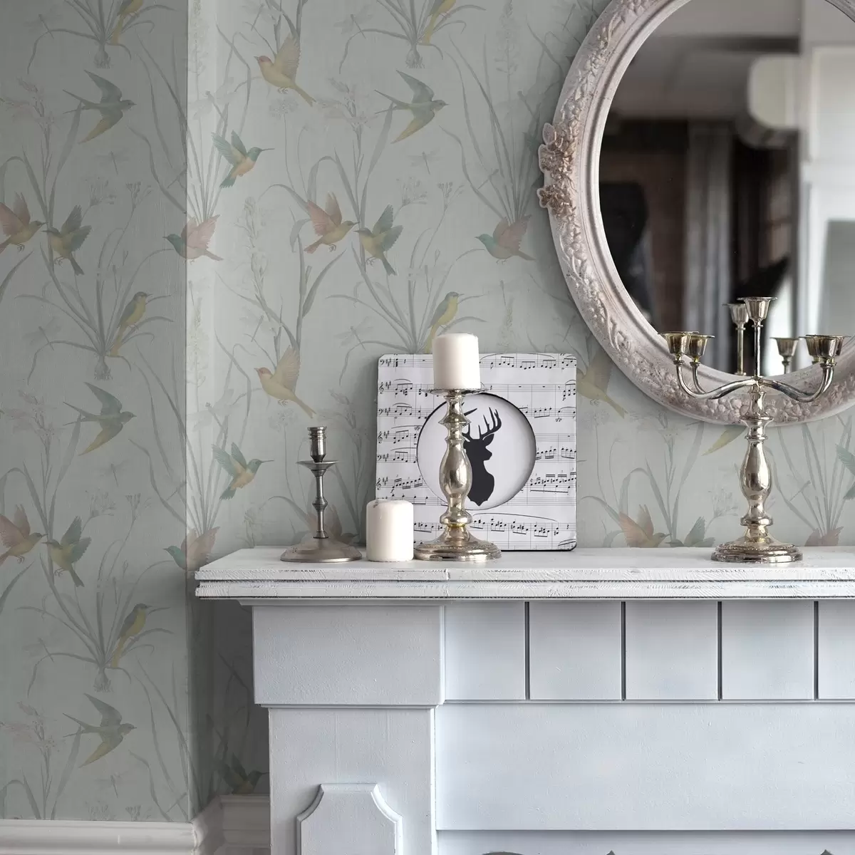 Тапети Птици сред тревите на поляната на светлосиво фоново a00776v1