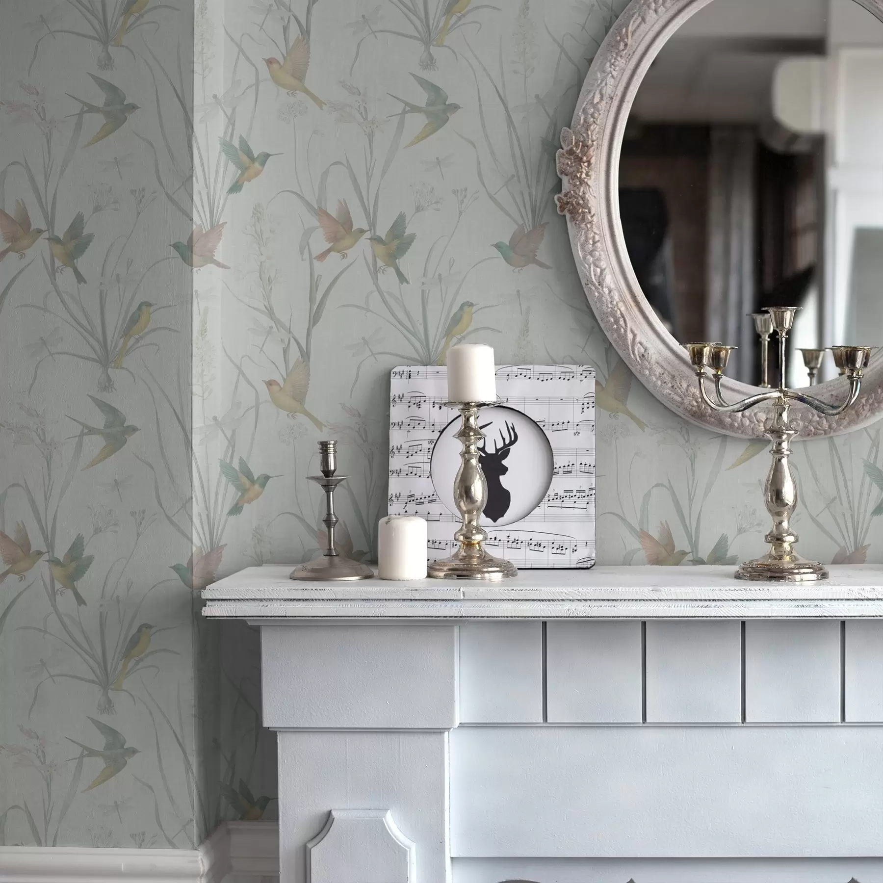 Фототапет Птици сред тревите на поляната на светлосиво фоново a00776v1