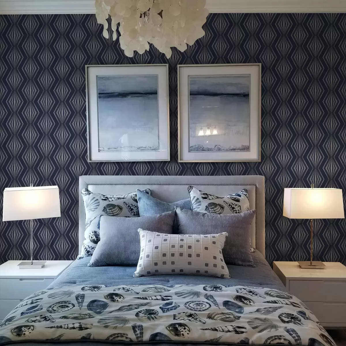 Тапети Геометрични диаманти, наподобяващи лъчи, на тъмно син фон a00925