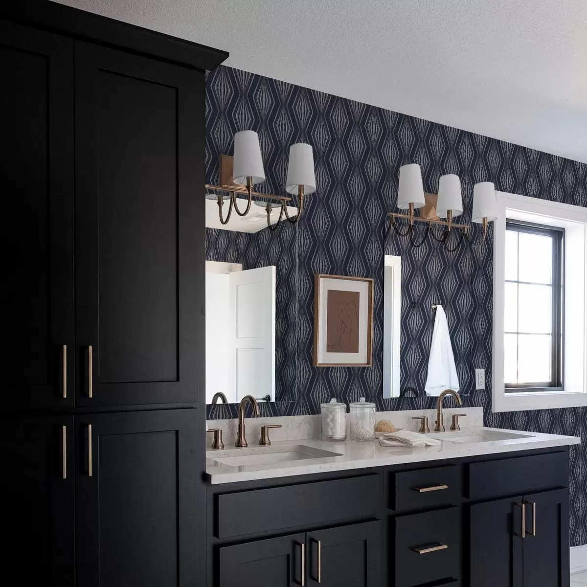 Тапети Геометрични диаманти, наподобяващи лъчи, на тъмно син фон a00925