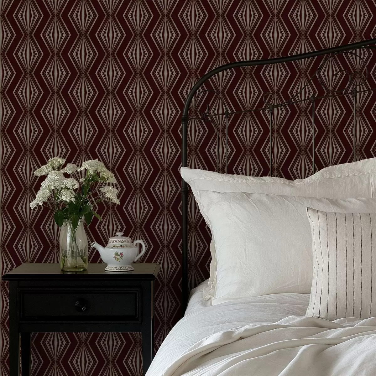 Тапети Диамантен геометричен мотив върху виненокафяв фон a00925v1