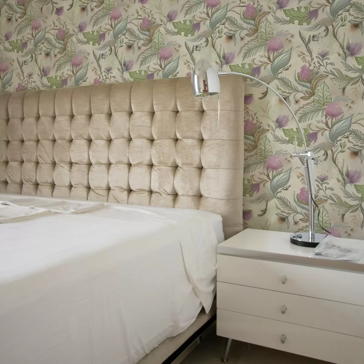 Тапети Лилави пъпки и нежна зеленина на кремав фон a00930v2