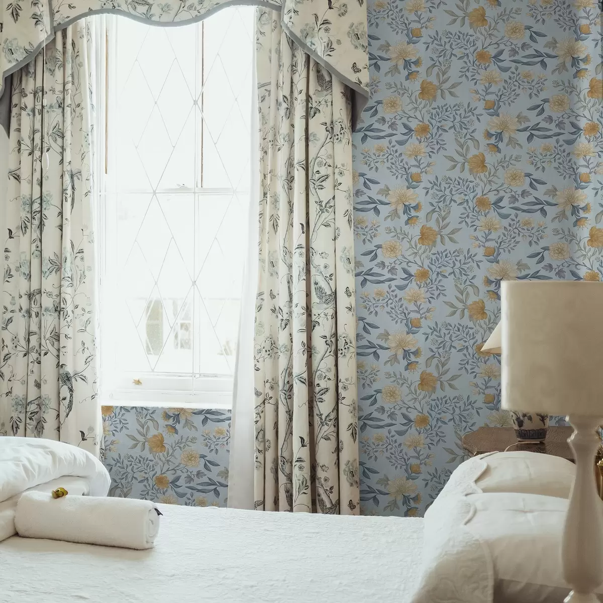 Тапети Жълти и сини цветя с листа на небесносин фон a00934