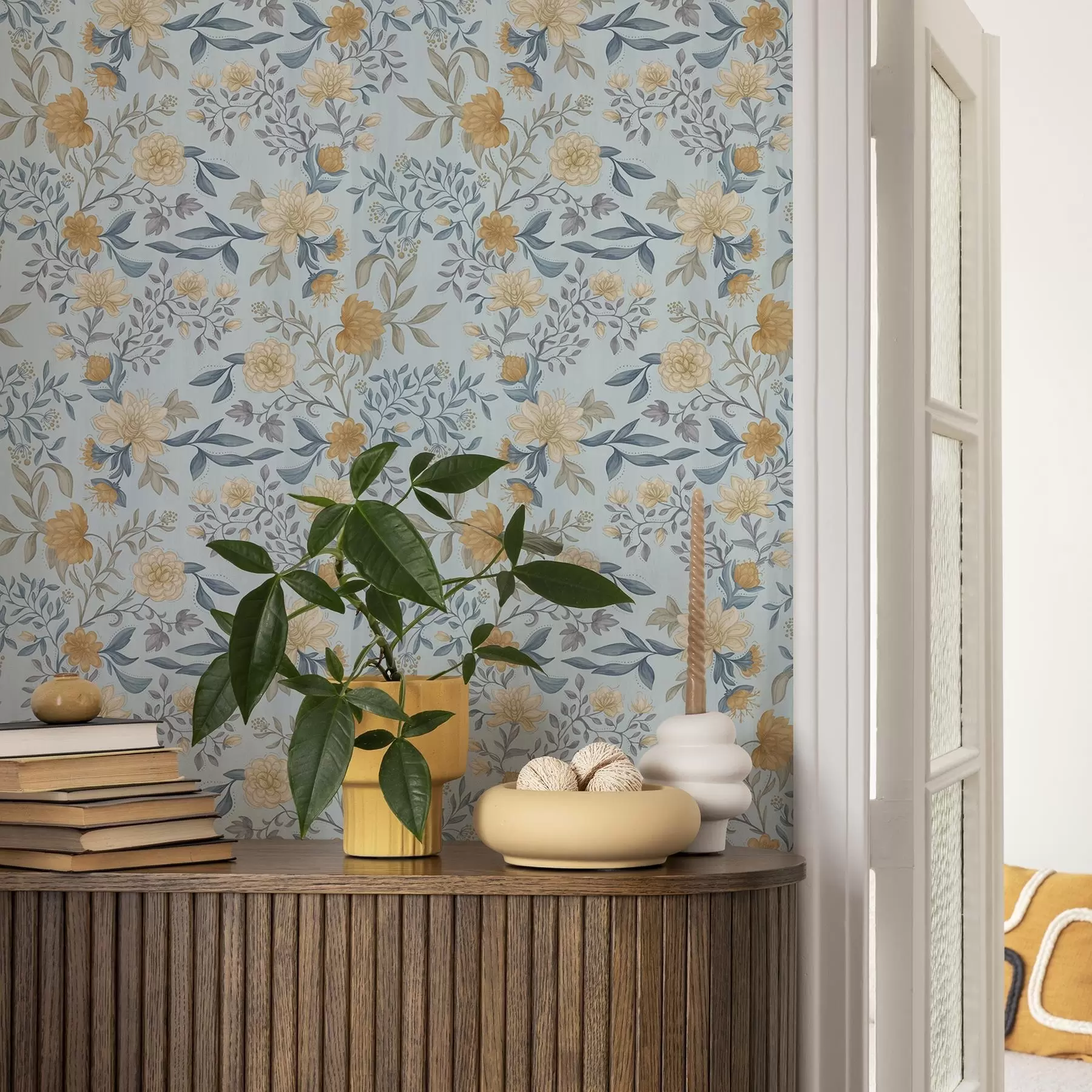 Фототапет Жълти и сини цветя с листа на небесносин фон a00934