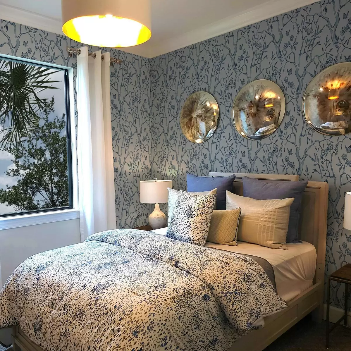 Тапети Акварелни сини клони с цветя и пеперуди на светъл фон a00951