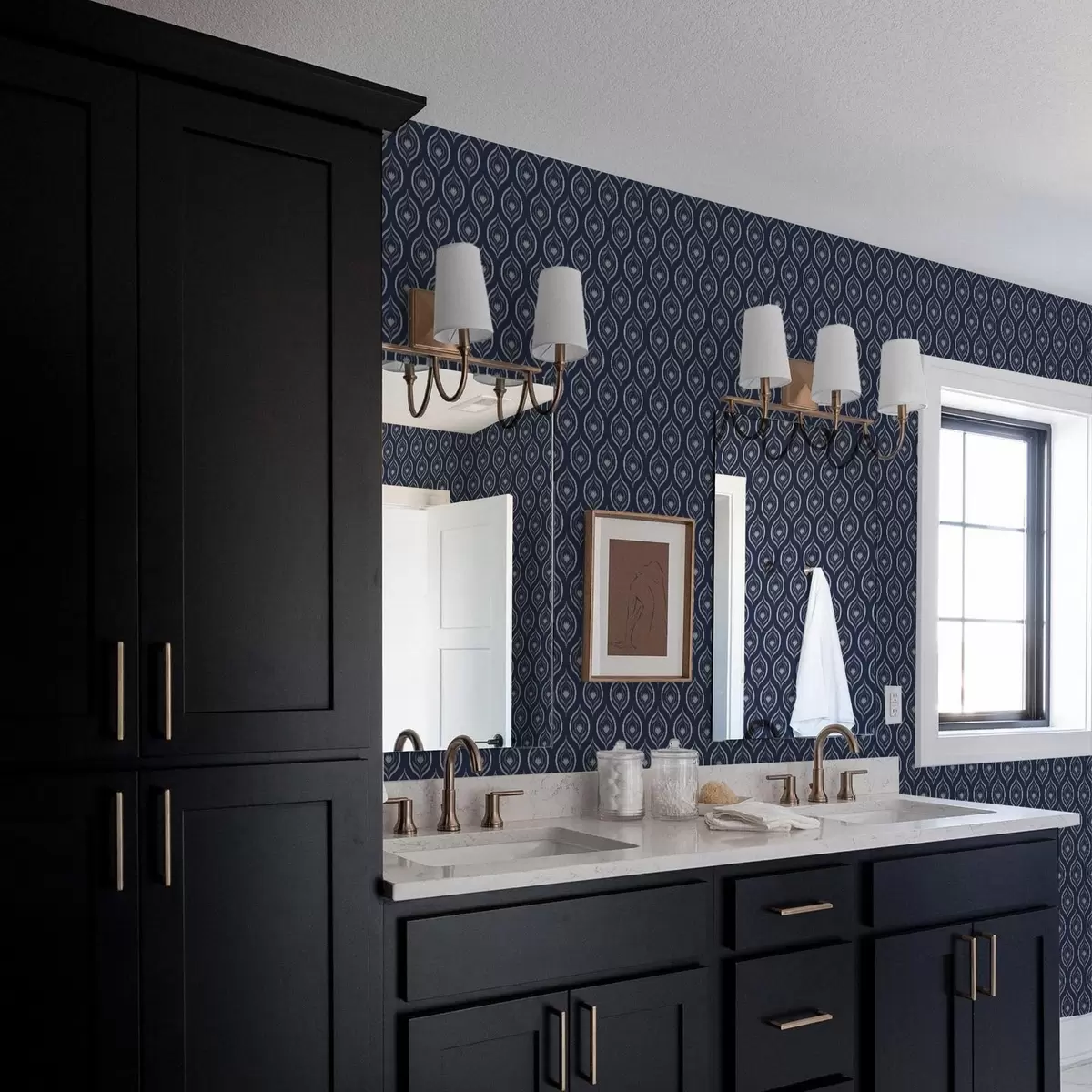 Тапети Контрастни мотиви от капчици с цвете на тъмно син фон a00977v1