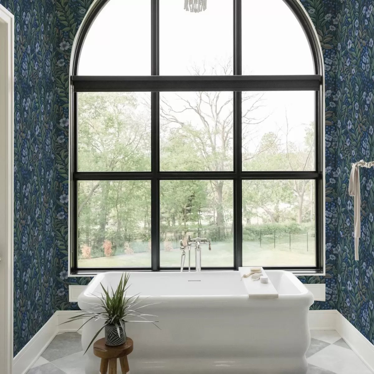 Тапети Среднонощно сини плодове и бели цветя в гъста листа a00994