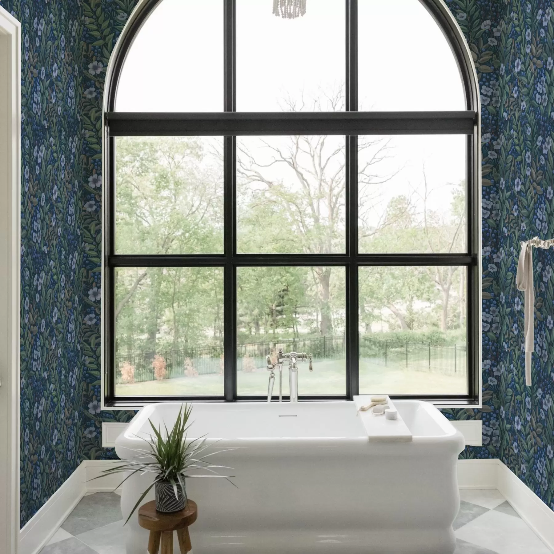 Фототапет Среднонощно сини плодове и бели цветя в гъста листа a00994