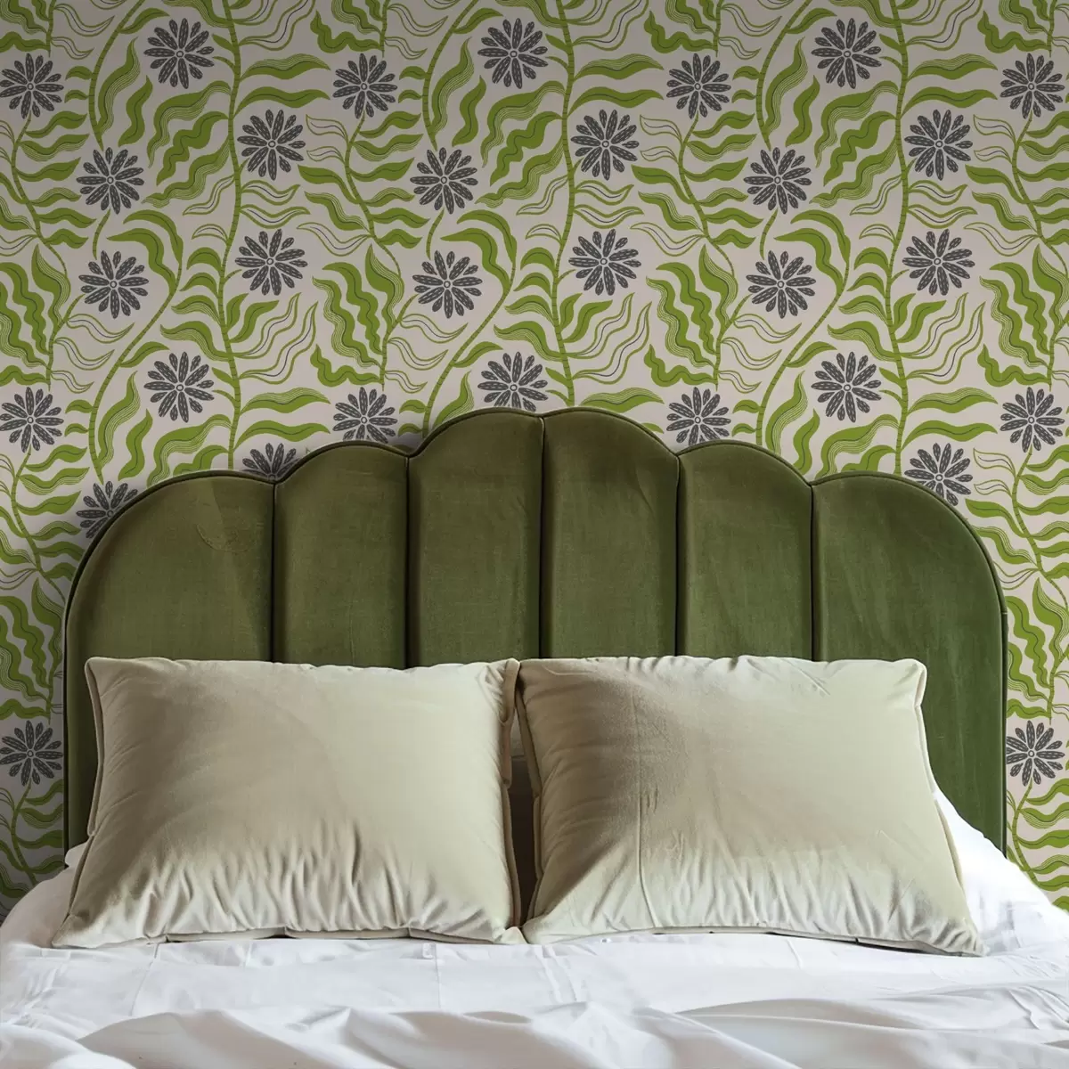 Тапети Игриви зелени маргаритки с вълнообразни листа на кремав фон a00998