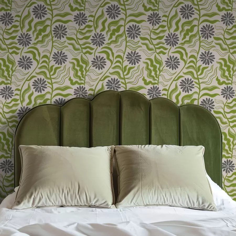 Фототапет Игриви зелени маргаритки с вълнообразни листа на кремав фон a00998