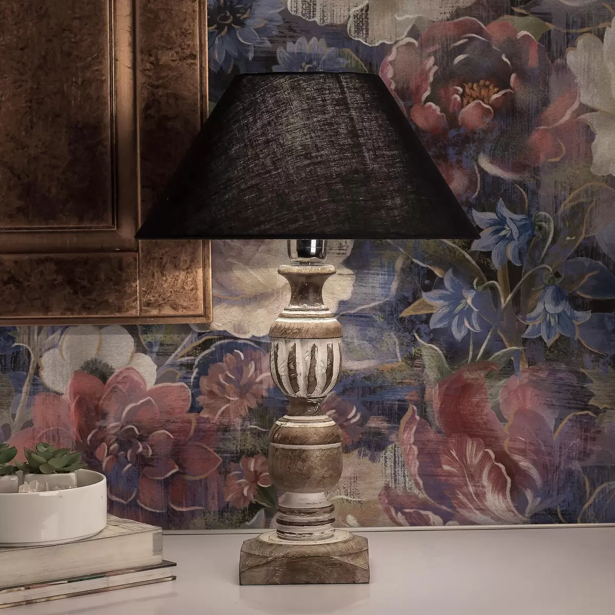 Тапети Живописен букет от големи цветя на тъмно син фон a01021